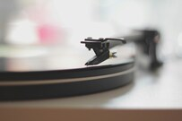 shallow_depth_of_field_photo_of_turntable-Luke_Chesser-3456x2304-pFqrYbhIAXs.jpg